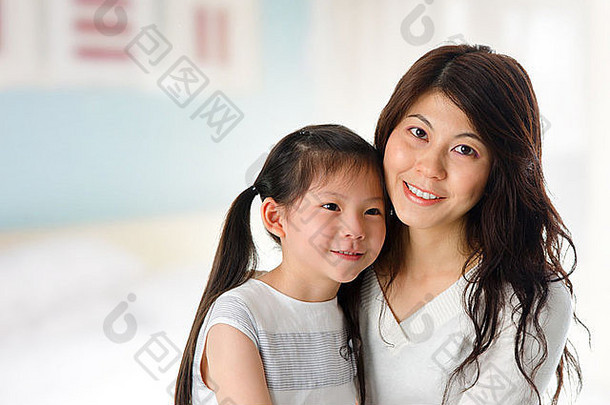 肖像可爱的年轻的女孩妈妈。首页快乐亚洲家庭
