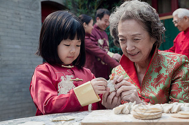 祖母（外）孙女使饺子传统的服装