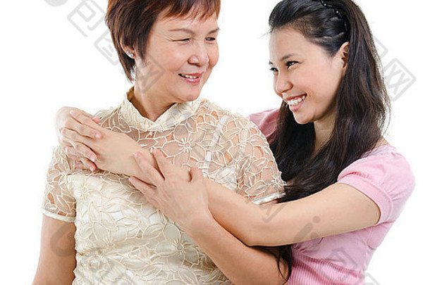 成人女儿拥抱妈妈。孤立的白色背景混合比赛亚洲家庭肖像