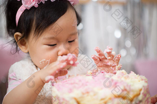 婴儿女孩庆祝生日