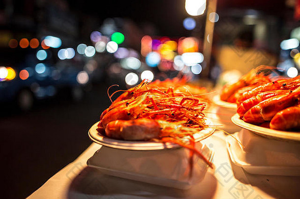 街食物他Yai泰国虾虾显示光散景背景