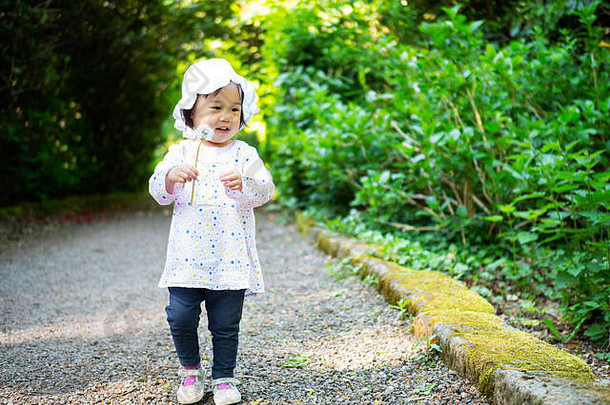 婴儿女孩玩春天森林公园