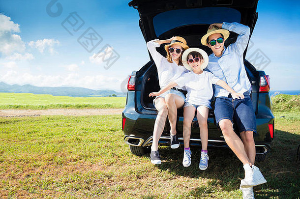 快乐家庭享受路旅行夏天假期