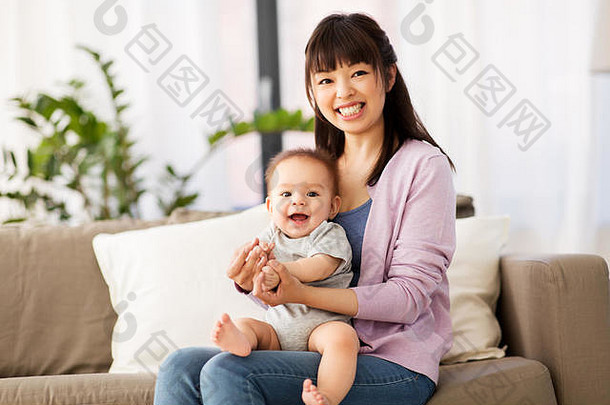 快乐年轻的亚洲妈妈。婴儿首页