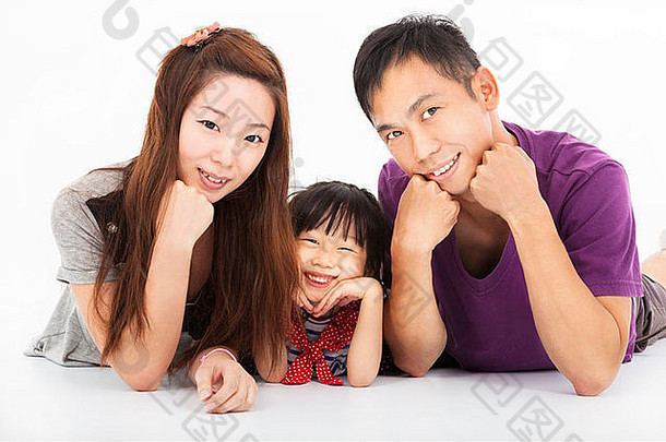 快乐亚洲家庭孤立的白色