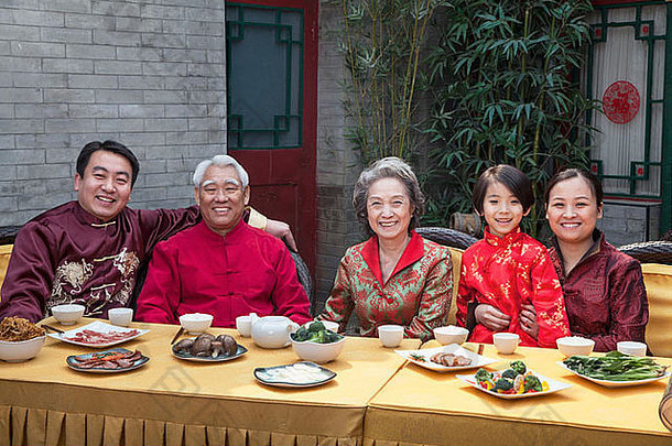 肖像家庭享受中国人餐传统的中国人服装