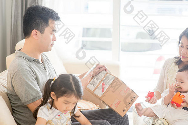 父亲扫描代码聪明的电话快乐亚洲家庭首页自然生活生活方式在室内