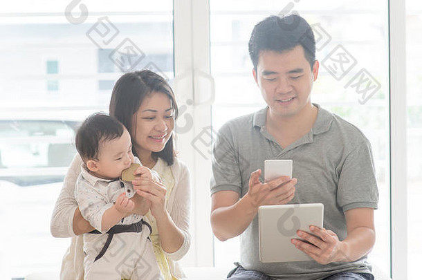 中国人男人。扫描代码聪明的电话亚洲家庭首页自然生活生活方式在室内