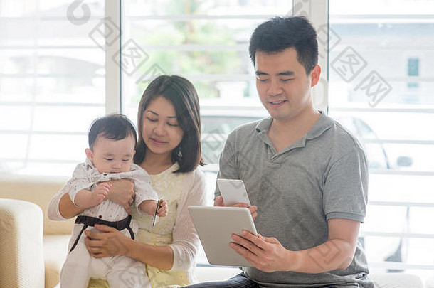 中国人人扫描代码聪明的电话亚洲家庭首页自然生活生活方式在室内