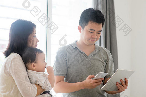 中国人父亲扫描代码聪明的电话亚洲家庭首页自然生活生活方式在室内