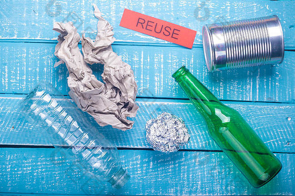 回收概念显示浪费产品纸玻璃塑料箔纸重用蓝色的饱经风霜的背景