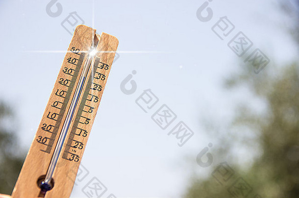 温度计指出天空象征着热夏天