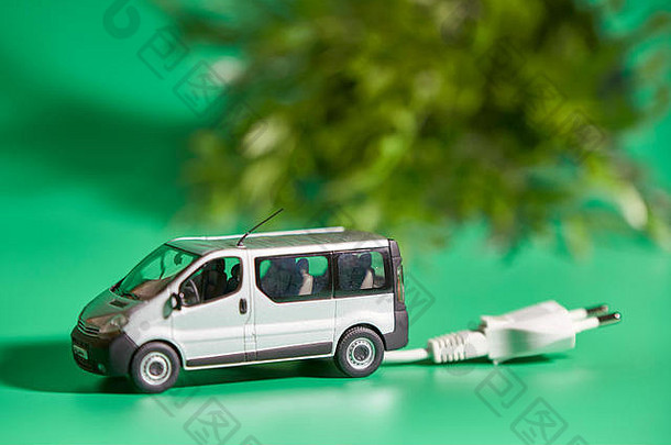 微型车辆电插头植物绿色背景