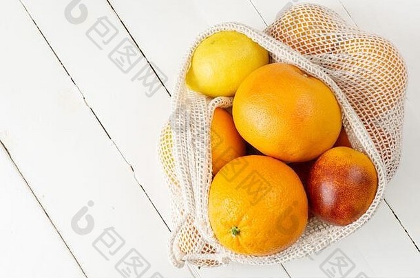 橙色柠檬<strong>葡萄</strong>柚生态袋白色木背景柑橘类<strong>水果</strong>浪费生态友好的塑料<strong>免</strong>费的生活方式概念复制空间垂直