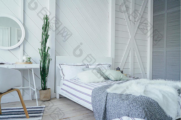 斯堪的那维亚现代舒适的生态室内白色表格镜子床上房间极简主义