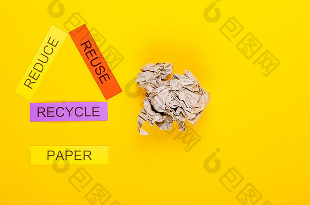 回收概念显示减少重用回收纸黄色的背景