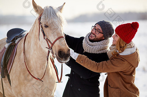 快乐夫妇冬季服装马自然环境
