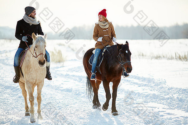 快乐夫妇<strong>冬季服装</strong>马骑自然环境