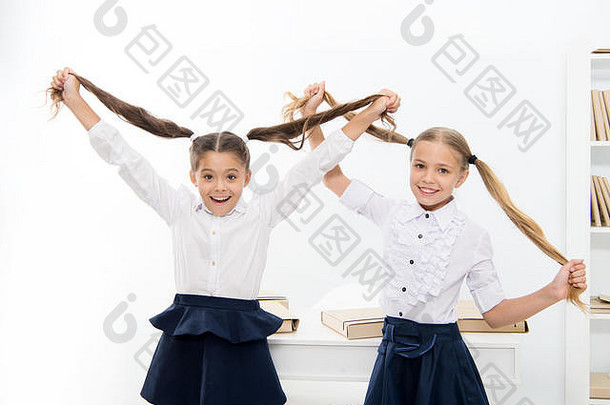 快乐女孩玩理发师游戏学校孩子们女孩头发理发师