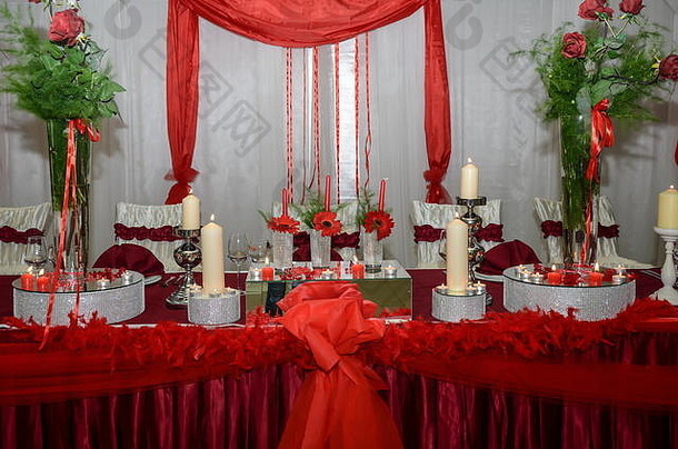 美丽的花蜡烛装饰婚礼表格