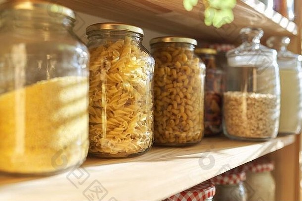 木货架上储藏室食物存储粮食产品存储罐子
