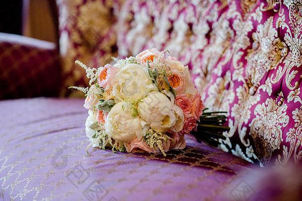 美丽的新娘花束牡丹粉红色的玫瑰椅子