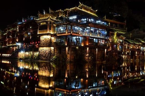 晚上凤凰城市美丽的古老的小镇中国