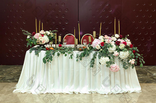婚礼表格设置装饰新鲜的花黄铜碗金蜡烛黄铜烛台婚礼花卉栽培技术宴会表格