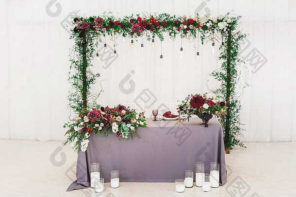 婚礼表格装饰红色的花花束蜡烛灰色桌布白色盘子