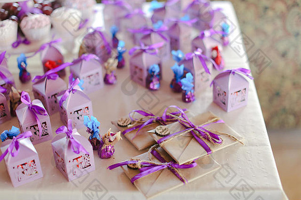 不错的紫罗兰色的装饰生日聚会，派对糖果信封