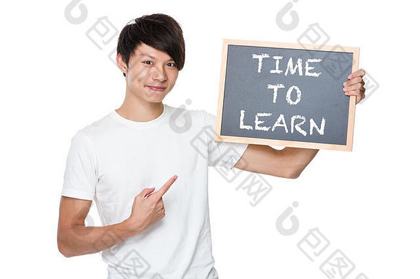 男人。持有黑板显示短语时间学习