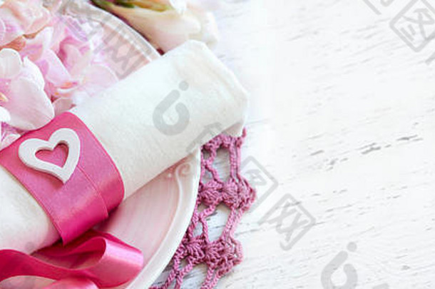 节日婚礼表格设置粉红色的花丝带