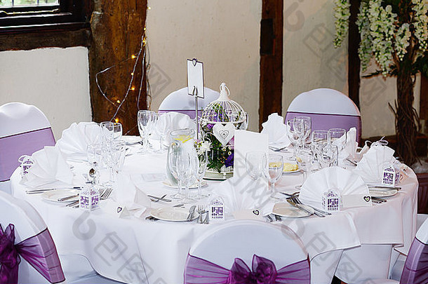 婚礼表格细节紫罗兰色的装饰