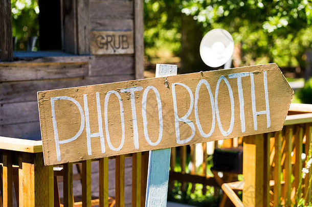 photobooth标志在户外婚礼接待俄勒冈州