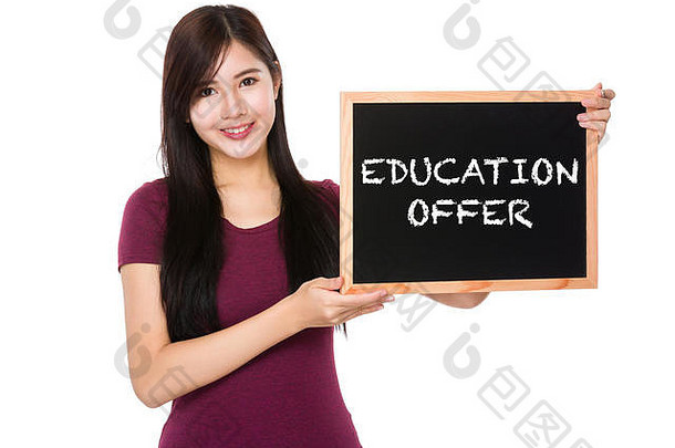 亚洲女人持有空白黑板显示教育提供