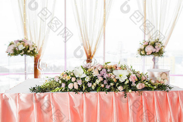 表格新婚夫妇表格设置奢侈品婚礼接待美丽的花表格