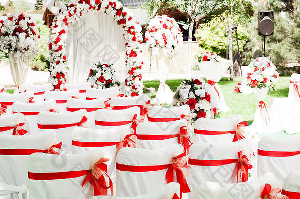 婚礼仪式在户外婚礼仪式装饰美丽的婚礼装饰花