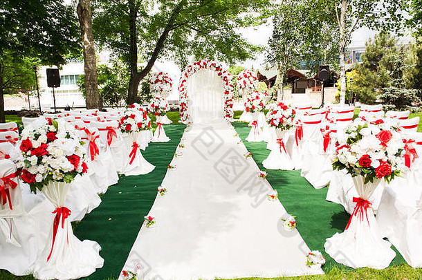婚礼仪式在户外婚礼仪式装饰美丽的婚礼装饰花