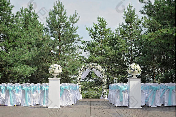 美丽的婚礼仪式装饰拱花椅子