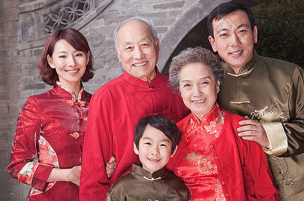 multi-generation家庭肖像传统的中国人建筑