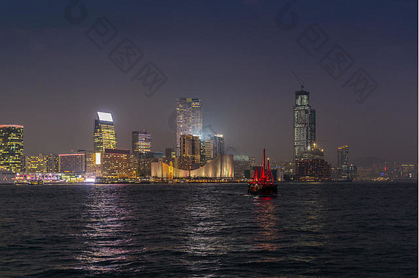 传统的红色的垃圾船维多利亚港在香港香港晚上