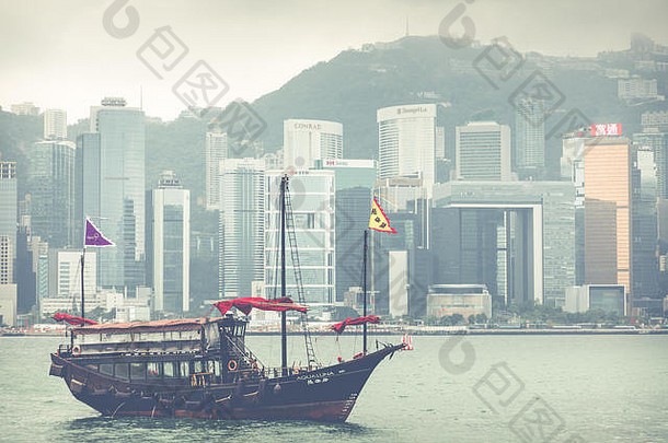在香港香港6月传统的中国人木航行船红色的帆维多利亚港摩天大<strong>楼市</strong>中心在香港香港可见