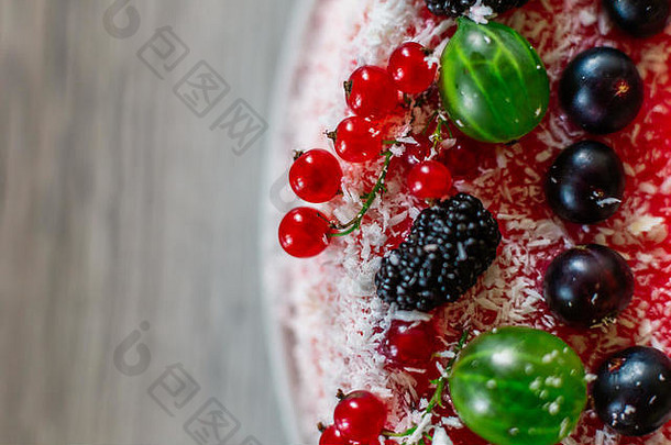 美味的健康的素食者食物烤草莓芝士蛋糕装饰新鲜的红色的浆果绿色薄荷叶子复制空间