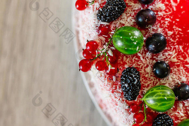 美味的健康的素食者食物烤草莓芝士蛋糕装饰新鲜的红色的浆果绿色薄荷叶子复制空间