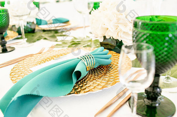 美丽的宴会大厅帐篷婚礼接待室内婚礼帐篷装饰准备好了客人装饰花绿色主题