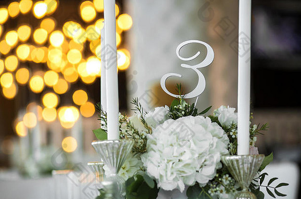婚礼表格设置装饰新鲜的花白色蜡烛婚礼花卉栽培技术花束玫瑰绣球花eustoma背气