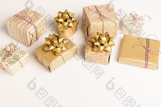 礼物现在盒子星星五彩纸屑白色表格前视图平躺作文生日圣诞节婚礼