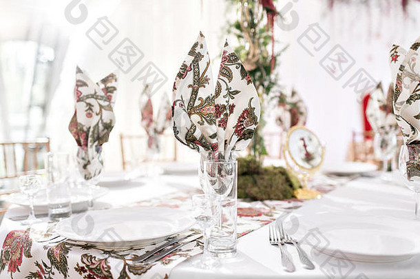 室内婚礼帐篷装饰准备好了客人服务轮宴会表格户外选框装饰花丝绸餐饮概念