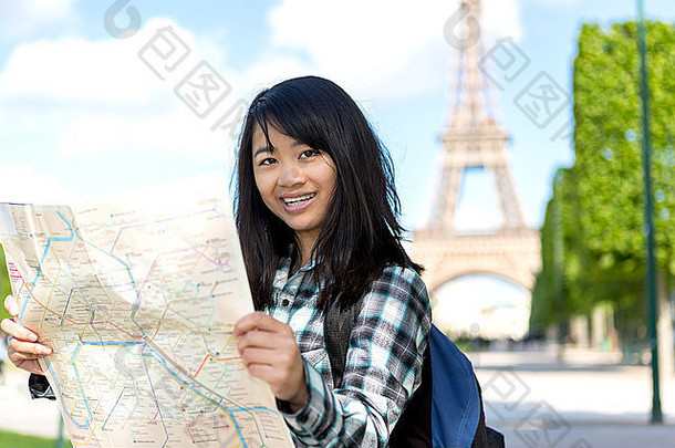 视图年轻的有吸引力的亚洲旅游参观巴黎