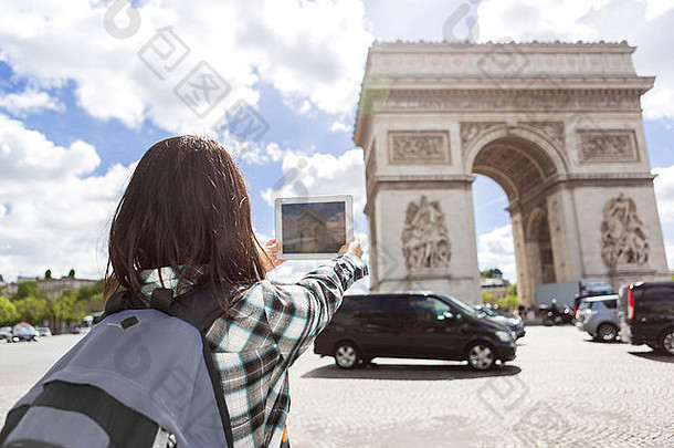 视图年轻的有吸引力的亚洲旅游采取图片巴黎